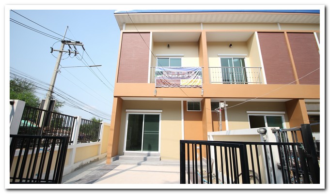 TOWNHOME ทาวน์โฮม อริยะทรัพย์ 1990000 THAI BAHT 2ห้องนอน3น้ำ ใหญ่ขนาด 18 sq.wa 0 NGAN 0 Rai ไม่ไกลจาก ม.มหิดล ศาลายา • มหาวิทยาลัยเทคโนโลยีราชมงคลรัตนโกสินทร์ • มหาวิทยาลัยมหามกุฏราชวิทยาลัย ศาลายา • มหาวิทยาลัยกรุงเทพธนบุรี • Central Plaza ศาลายา • Tesco Lotus ศาลายา • Image Mall • The Fourth • โรงพยาบาลสามพราน • โรงพยาบาลศาลายา พร้อมเข้าอยู่ สมุทรสาคร