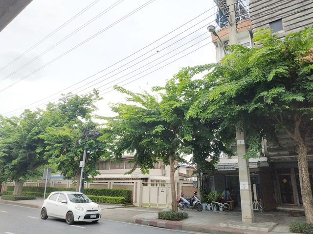 ตึกแถว-อาคารพาณิชย์ ขาย ฝั่งธนใกล้BTS Office-and-Airbnb-investment-BangPhlat-BAngkok, เหมาะทำตึกแถวปล่อยเช่ารายวัน good-for-Airbnb-daily-rentals, อาคารพาณิชย์ทำเลทอง-บางพลัด